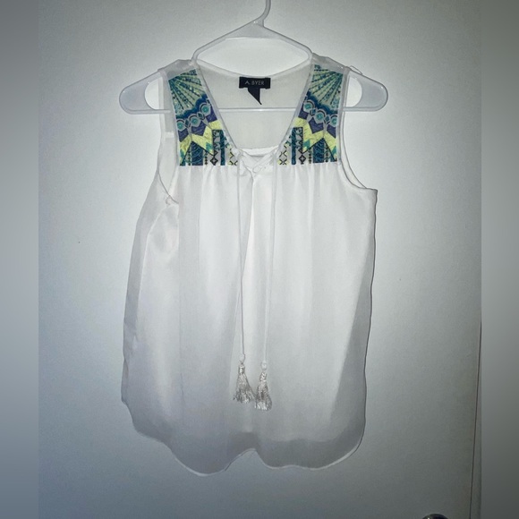 EUC sheer, embroidered tank - Picture 1 of 6